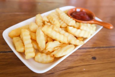 Patates kızartması, patates kızartması, patates kızartması ya da ketçaplı patates kızartması ya da domates sosu.