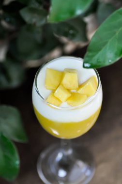 Mangolu yoğurt, mangolu yoğurt ya da taze mango.