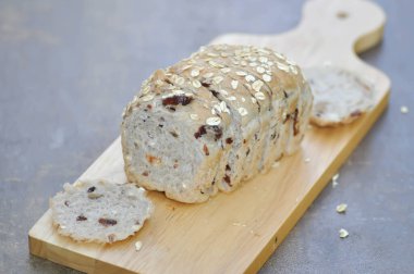 ekmek, tam buğday ekmeği ya da ekşi ekmek ya da bir somun ekmek ya da kızılcık ve tepside tam tahıllı ekmek servis etmek için