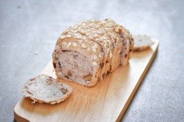 ekmek, tam buğday ekmeği ya da ekşi ekmek ya da bir somun ekmek ya da kızılcık ve tepside tam tahıllı ekmek servis etmek için