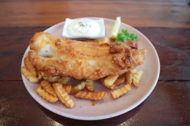 balık ve patates kızartması ya da patates kızartması ve tartar sosu.