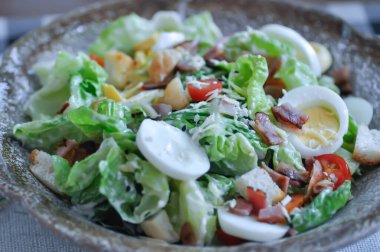 Jambonlu, yumurtalı ve ekmekli salata veya sebze salatası.