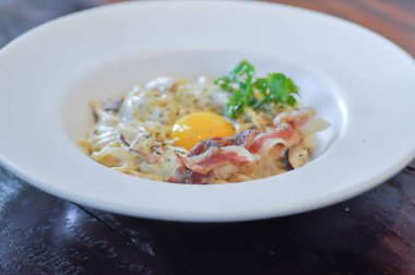 makarna veya spagetti, makarna veya spagetti carbonara servis etmek için spagetti