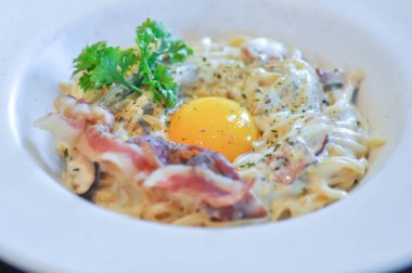 makarna veya spagetti, makarna veya spagetti carbonara servis etmek için spagetti