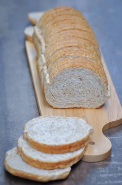 ekmek, tam buğday ekmeği ya da ekşi ekmek ya da bir somun ekmek ya da kızılcık ve tepside tam tahıllı ekmek