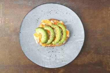 Servis için yumurta ve avokado soslu ekmek.