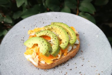 Servis için yumurta ve avokado soslu ekmek.