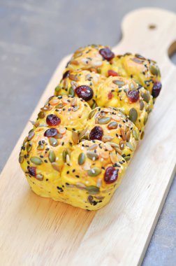 Kuru üzümlü ekmek veya kuru üzümlü çörek servis için.