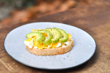 Servis için yumurta ve avokado soslu ekmek.