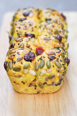 Kuru üzümlü ekmek veya kuru üzümlü çörek servis için.