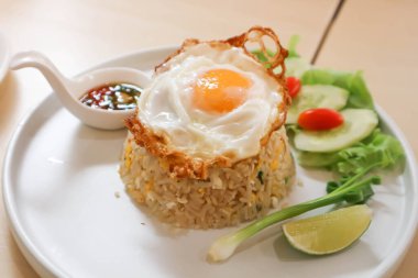 Kızarmış pilav, kızarmış pilav ya da yumurtalı kızarmış pilav ya da kızarmış yumurta.