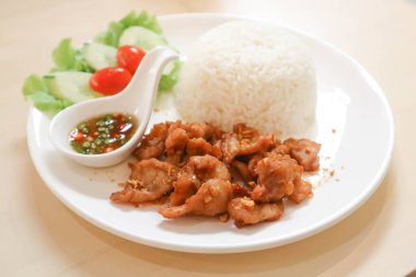 Pirinç ve sebzeli sarımsaklı kızarmış domuz eti.