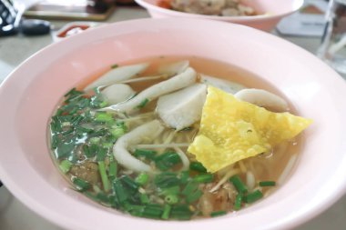 Erişte, balık köftesi, kızarmış mantı ya da çorbalı balık köftesi.