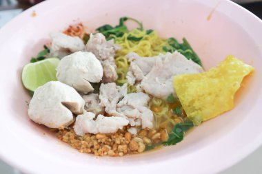 Çin eriştesi, yumurtalı erişte ya da domuz etli erişte.