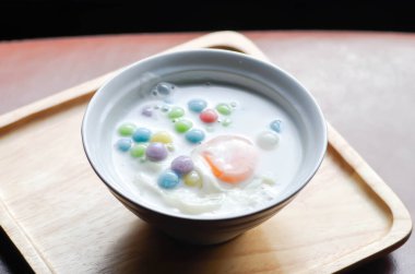 Tayland tatlısı ya da Tayland tatlısı ya da haşlanmış yumurta ya da haşlanmış yumurta ile Tayland tatlısı.