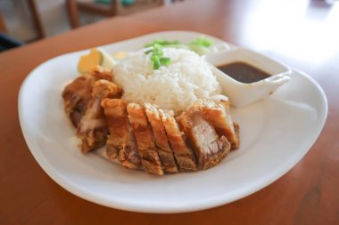 Kızarmış domuz eti ve pilav ya da haşlanmış yumurta ve sosla kaplı pilav.