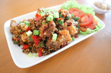 Kızarmış domuz ya da sebzeli kızarmış domuz kızartması, sebzeli kızarmış domuz kızartması.