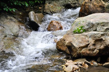 Şelale, nehir ve kaya ya da sıçrama arkaplanı