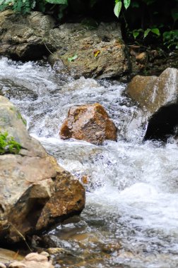 Şelale, nehir ve kaya ya da sıçrama arkaplanı