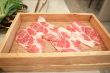 Çiğ domuz eti, dilimlenmiş domuz eti ya da ahşap tepside et