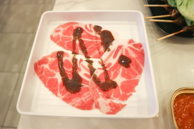 Çiğ domuz eti, dilimlenmiş domuz eti ya da tepside et.