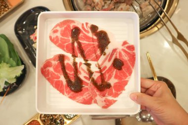 Çiğ domuz eti, dilimlenmiş domuz eti ya da tepside et.