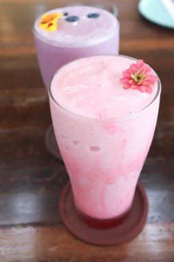 böğürtlenli yoğurtlu smoothie ya da çilekli yoğurtlu smoothie, karışık dutlu smoothie ya da servis için böğürtlenli smoothie