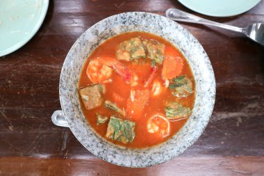 Karides çorbası veya Tayland çorbası, Tayland ekşi çorbası veya karides, sebze ve kızarmış yumurta çorbası servis etmek için.