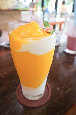 servis için mango smoothie veya mango yoğurt smoothie