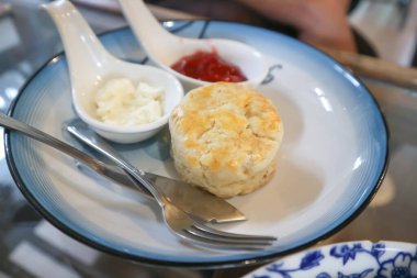 Krema ve çilek reçelli çörek veya çilek soslu çörek