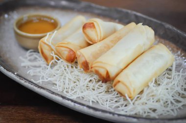 Çin böreği, kızarmış börek ya da vermicelli rulo ya da kızarmış börek ya da kızarmış börek ve sos.