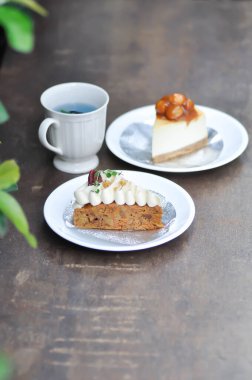 Kremalı ve cevizli havuçlu kek, karamelli macadamia peynirli kek ve servis için kelebek bezelyesi çayı.