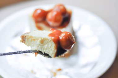 Karamelli macadamia cheesecake veya fındıklı kek, Macadamia fındıklı kek veya karamel kek veya pasta yemek veya fırın yemek.