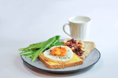 Yumurta ve peynirli ekmek ya da yumurta, marul ve bademi kurutulmuş yaban mersini ve sütle servis etmek.