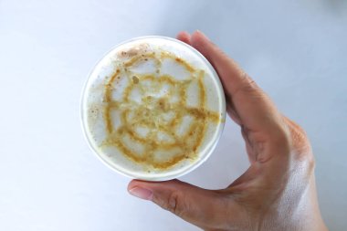 Sıcak kahve, karamel latte kahve ya da servis için karamel kahve.