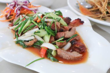 Izgara domuz salatası, baharatlı domuz salatası ya da servis için sebzeli kızarmış domuz.