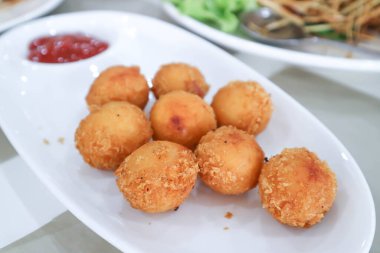 Patates topu, peynir topu veya kızarmış un veya aperatif ve ketçap.