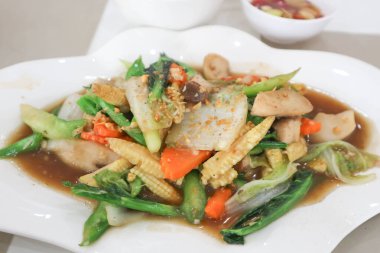 Kızarmış sebze ve istiridye sosu ya da sebze salatası.