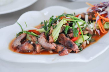 Izgara domuz salatası, baharatlı domuz salatası ya da servis için sebzeli kızarmış domuz.