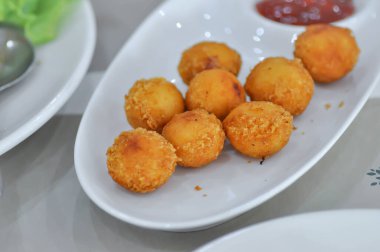 Patates topu, peynir topu ya da un kızartması ya da servis için atıştırmalık