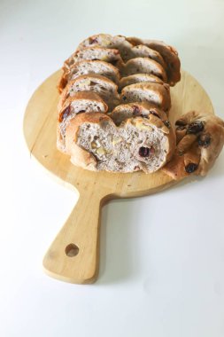 ahşap tepside yaban mersinli ekmek ya da kızılcık hamuru