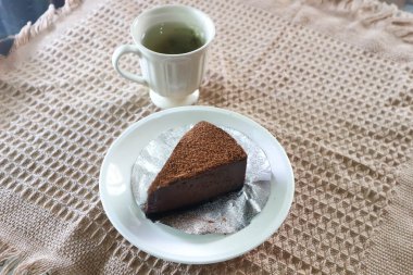 Sıcak çay ve çikolatalı kek ya da çay saati ya da sıcak yeşil çay.