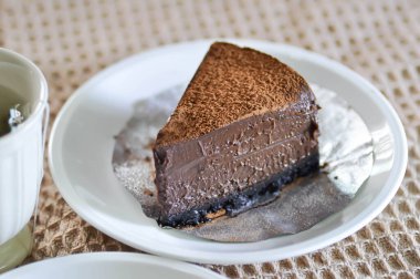 Çikolatalı kek ve sıcak çay masada ya da çay saatinde.