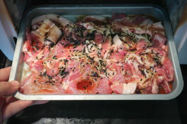 Pişirmek için dilimlenmiş domuz eti, çiğ domuz eti ya da pişirmek için marine edilmiş domuz eti.