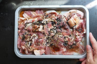 Pişirmek için dilimlenmiş domuz eti, çiğ domuz eti ya da pişirmek için marine edilmiş domuz eti.