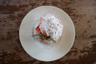 Masada choux kreması ya da kremalı pasta, pasta ya da çilekli choux kreması var.