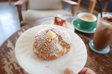 Choux kreması ya da kremalı pasta, küçük bir tabakta servis edilir.