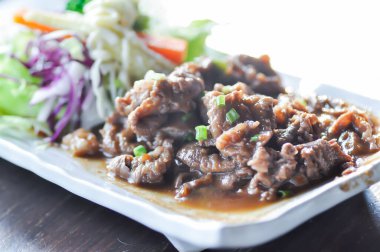 Kızarmış eti sebzeyle karıştırıp servis yapın.