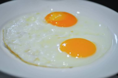 Sahanda yumurta ya da servis için yumurta.