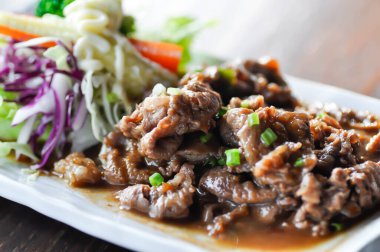 Kızarmış eti sebzeyle karıştırıp servis yapın.